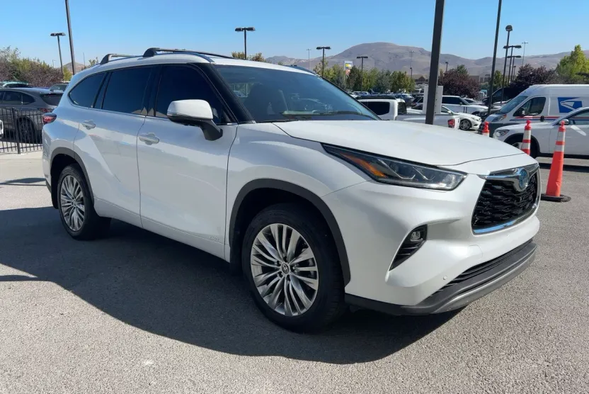 2023 Toyota Highlander Platinum photo 1
