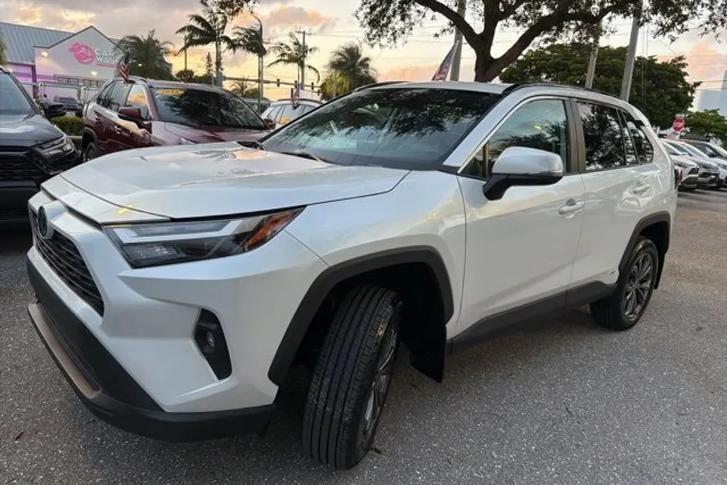 2023 Toyota RAV4 XLE Premium photo 1