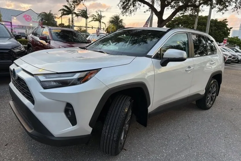 2023 Toyota RAV4 XLE Premium photo 1