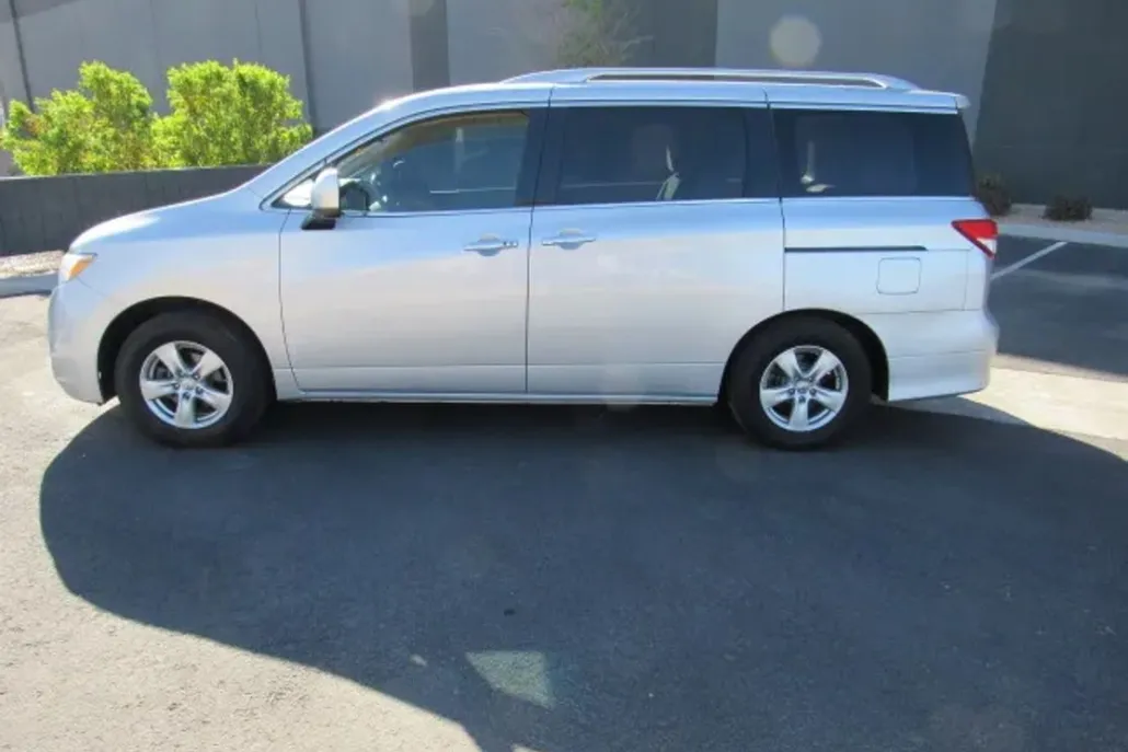 2016 Nissan Quest SV photo 1