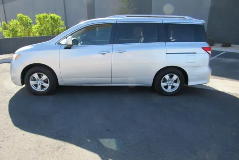 2016 Nissan Quest SV photo 1