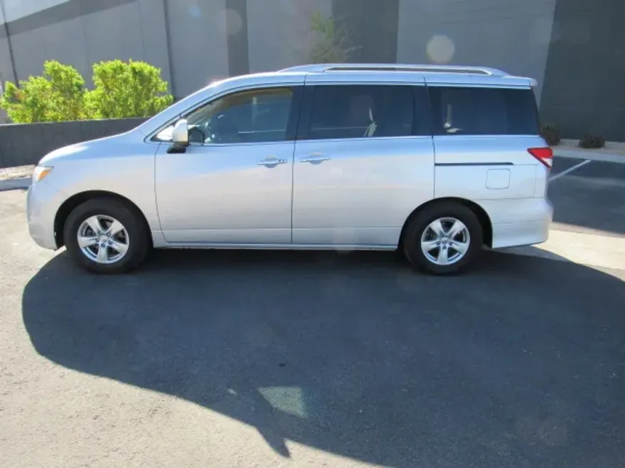 2016 Nissan Quest SV photo 1