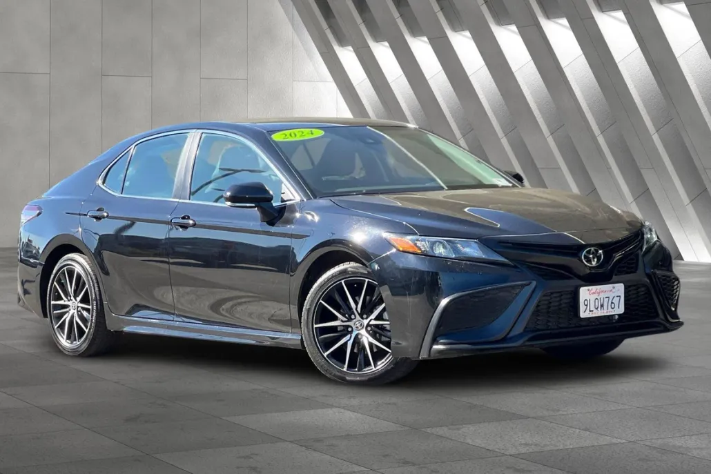 2024 Toyota Camry SE photo 1