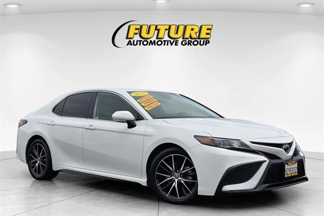 2022 Toyota Camry SE photo 1