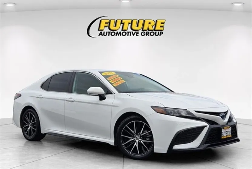 2022 Toyota Camry SE photo 1