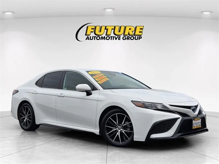 2022 Toyota Camry SE photo 1