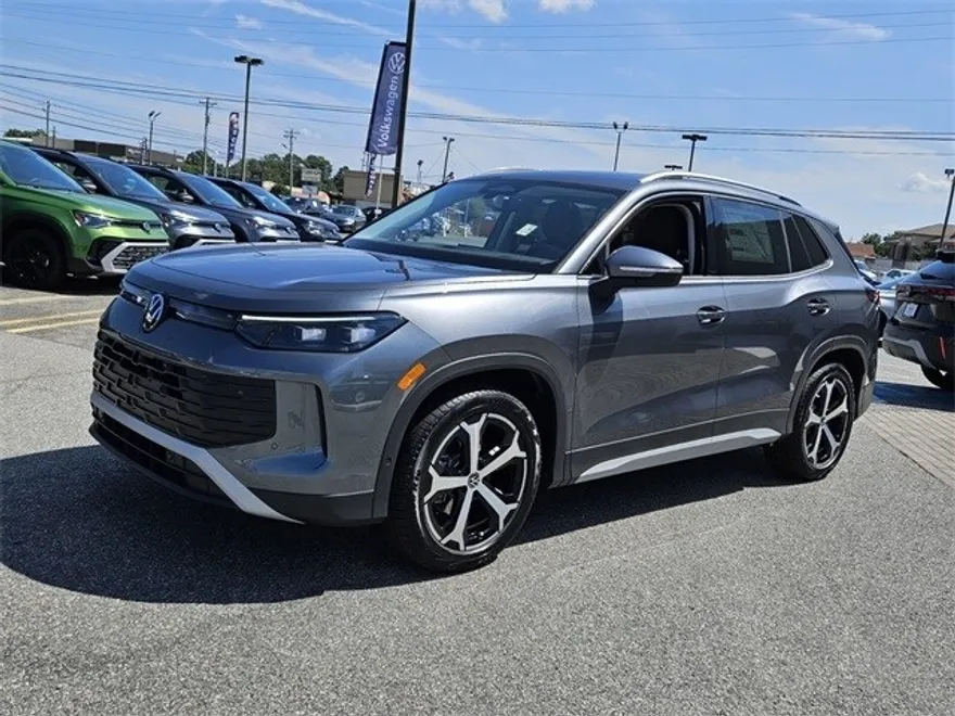 2025 Volkswagen Tiguan SE photo 1