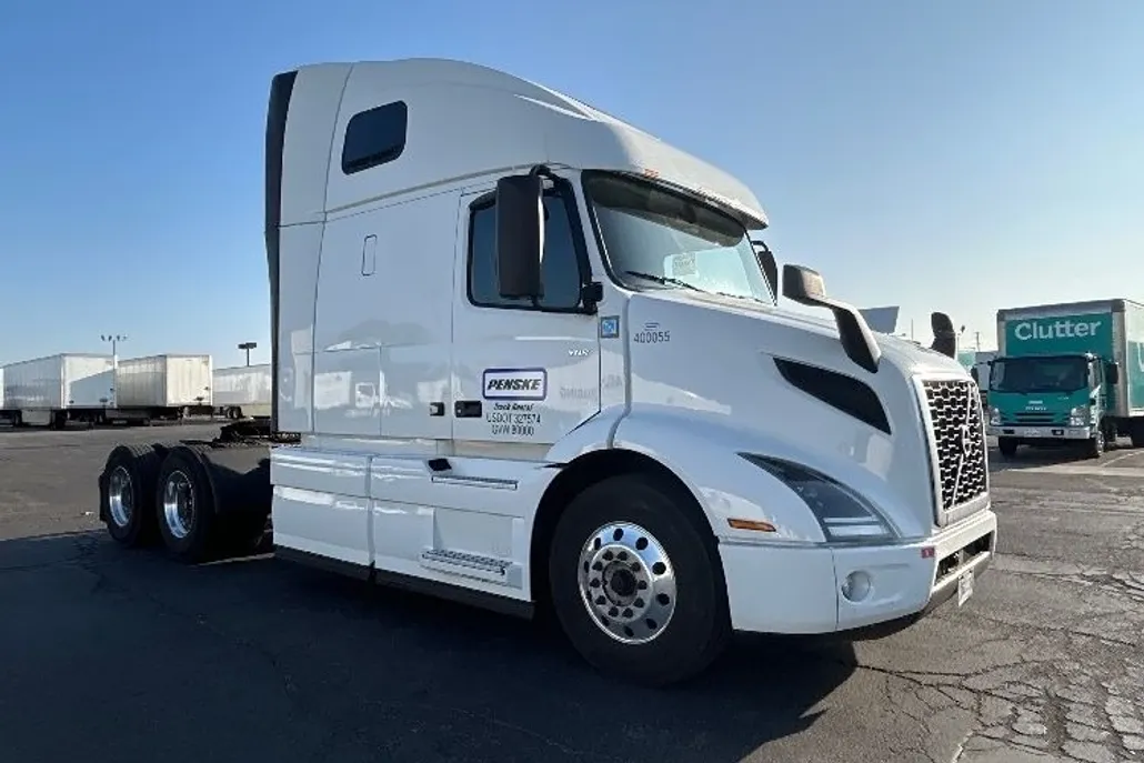 2022 Volvo Truck VNR photo 1