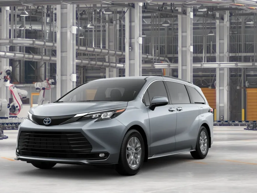 2025 Toyota Sienna XLE photo 1