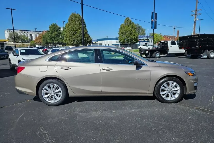 2023 Chevrolet Malibu 1LT photo 1