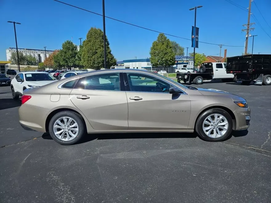 2023 Chevrolet Malibu 1LT photo 1