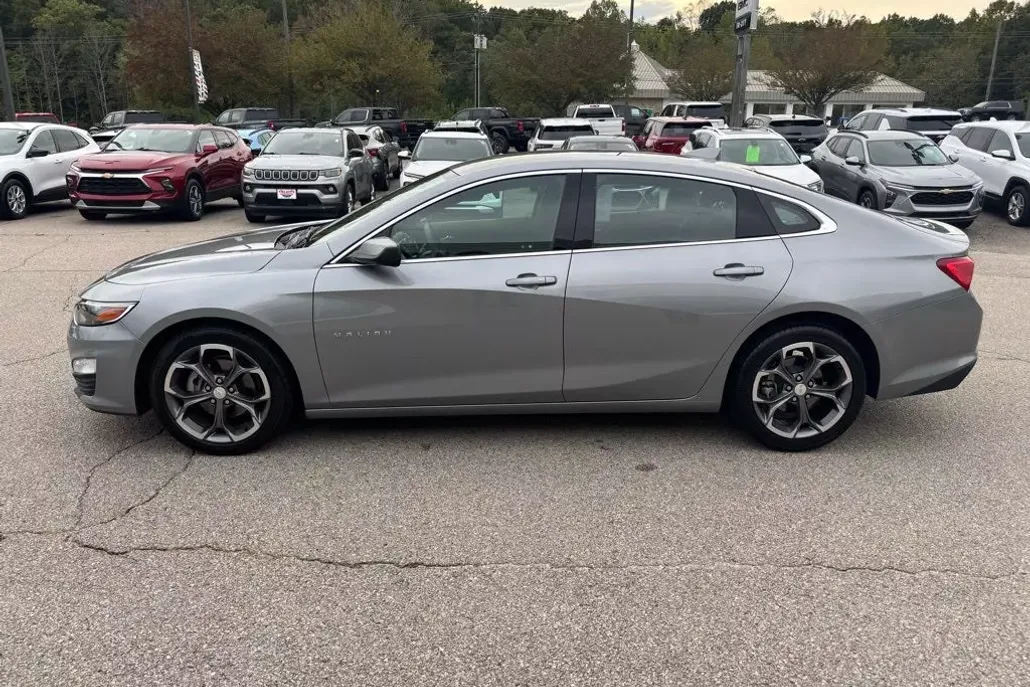 2024 Chevrolet Malibu 1LT photo 1