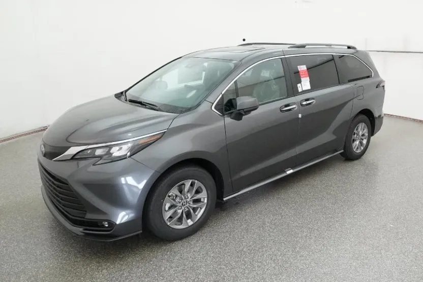2025 Toyota Sienna XLE photo 1