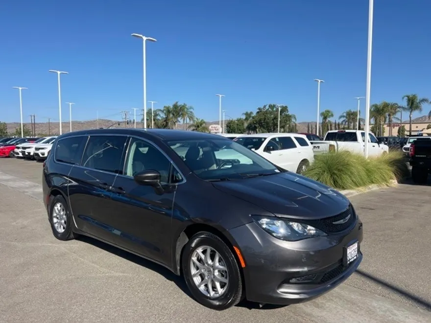 2022 Chrysler Voyager LX photo 1