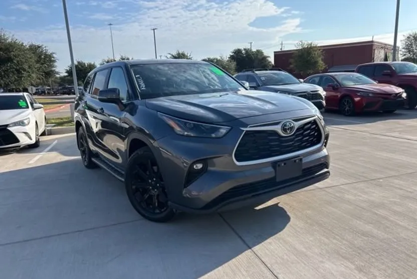 2024 Toyota Highlander LE photo 1