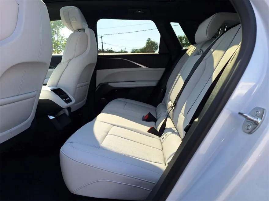 2025 Cadillac Lyriq Luxury photo 10