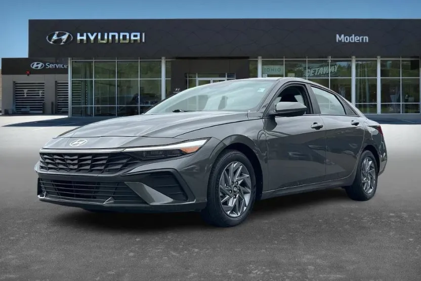 2024 Hyundai Elantra SEL photo 1