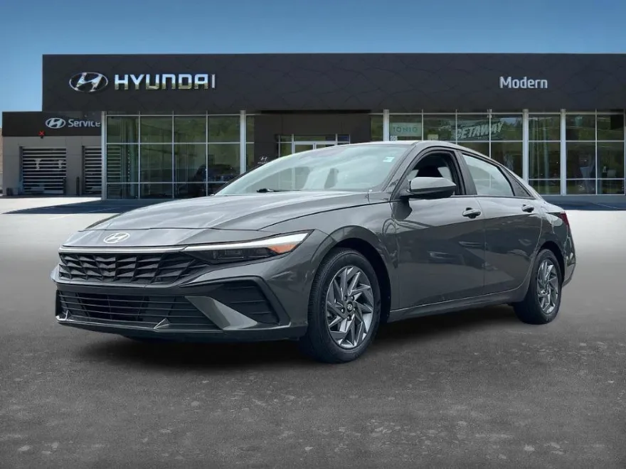 2024 Hyundai Elantra SEL photo 1