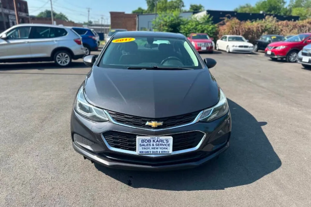 2017 Chevrolet Cruze LT photo 1