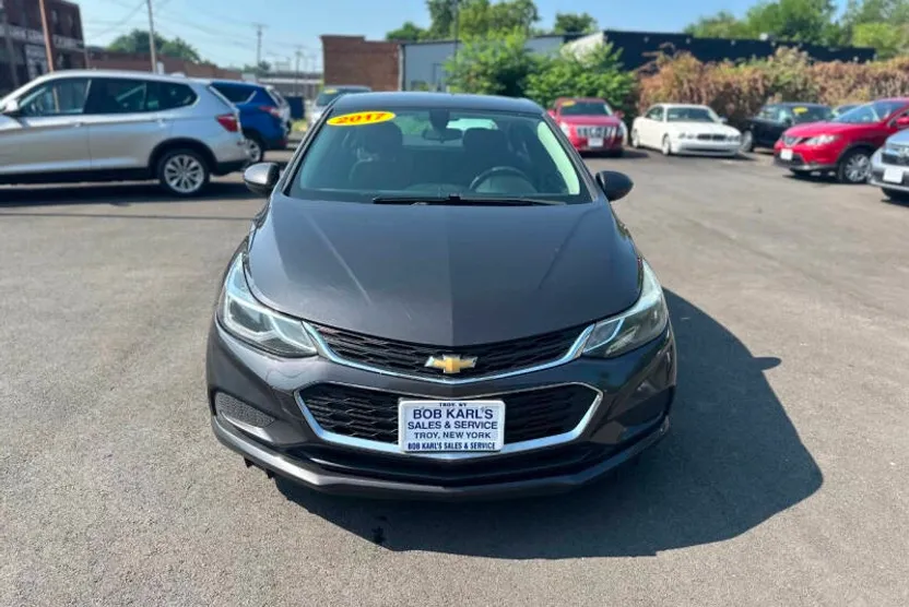 2017 Chevrolet Cruze LT photo 1