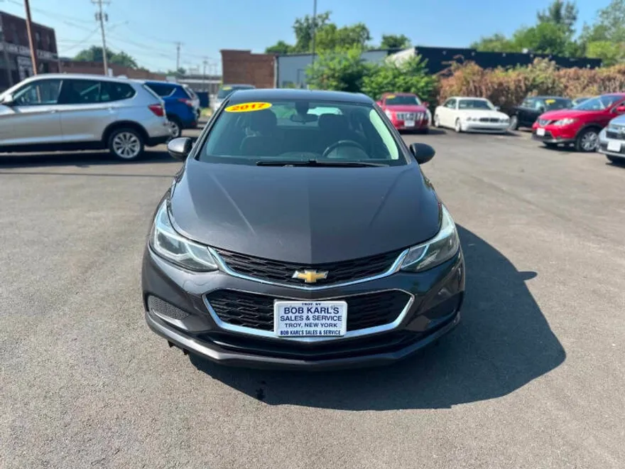 2017 Chevrolet Cruze LT photo 1