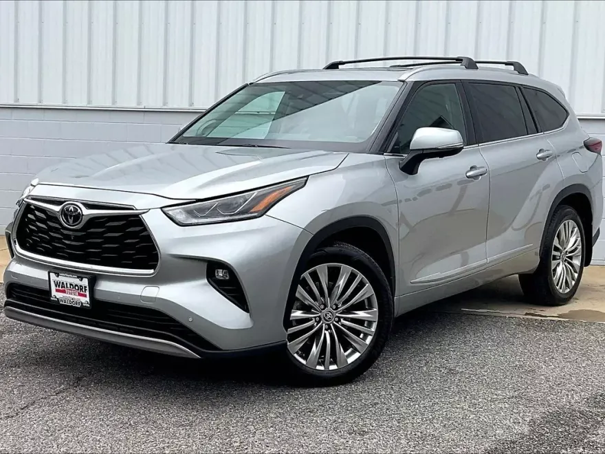 2024 Toyota Highlander Platinum photo 1