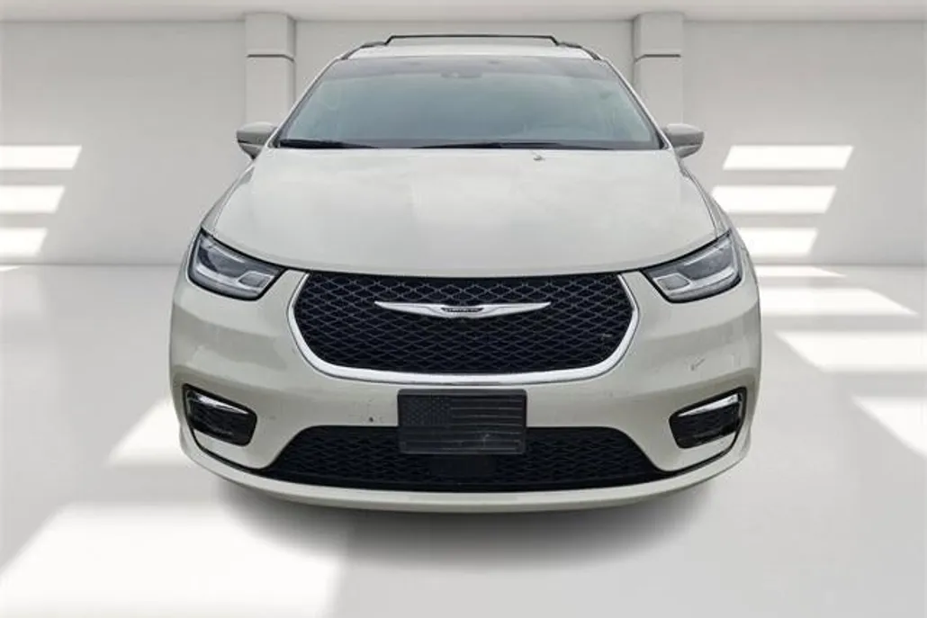 2021 Chrysler Pacifica Touring photo 1