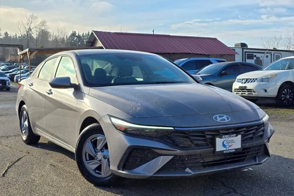 2025 Hyundai Elantra SE photo 1