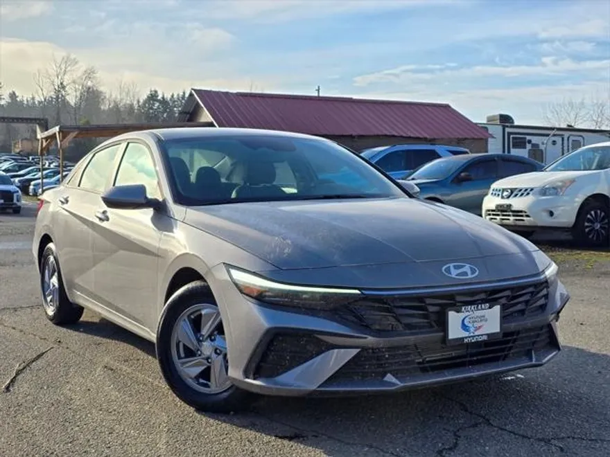 2025 Hyundai Elantra SE photo 1