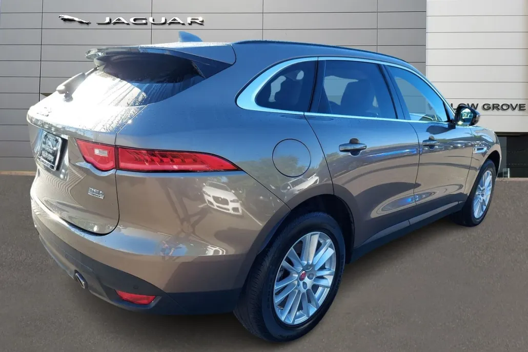 2017 Jaguar F-PACE Prestige photo 1