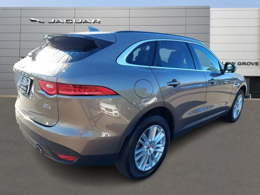 2017 Jaguar F-PACE Prestige photo 1