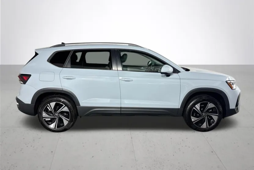 2025 Volkswagen Taos SE photo 1