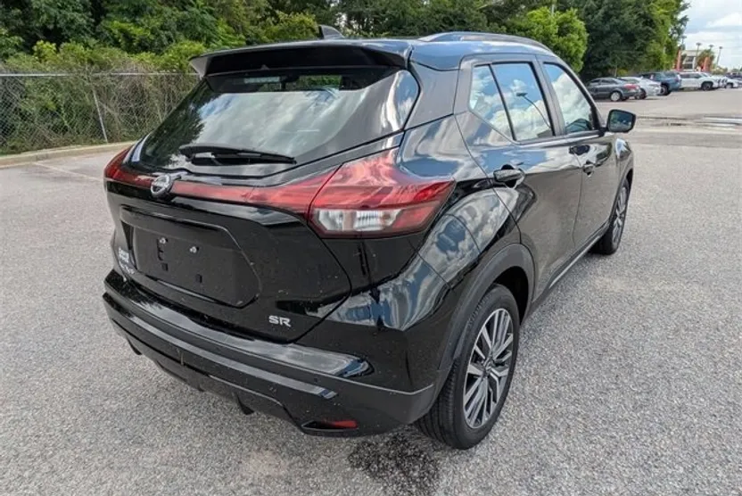 2024 Nissan Kicks SR photo 1