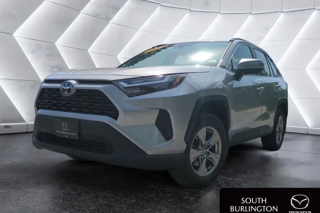 2022 Toyota RAV4 XLE photo 1