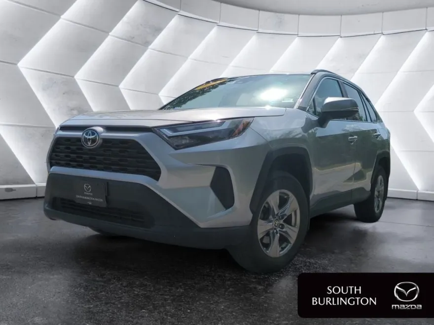 2022 Toyota RAV4 XLE photo 1
