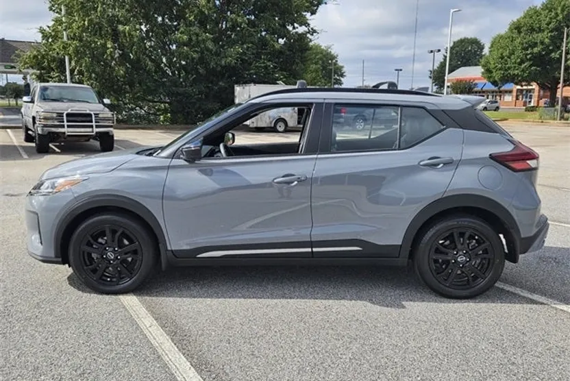 2024 Nissan Kicks SR photo 1