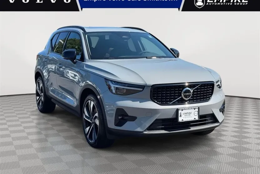 2025 Volvo XC40 photo 1