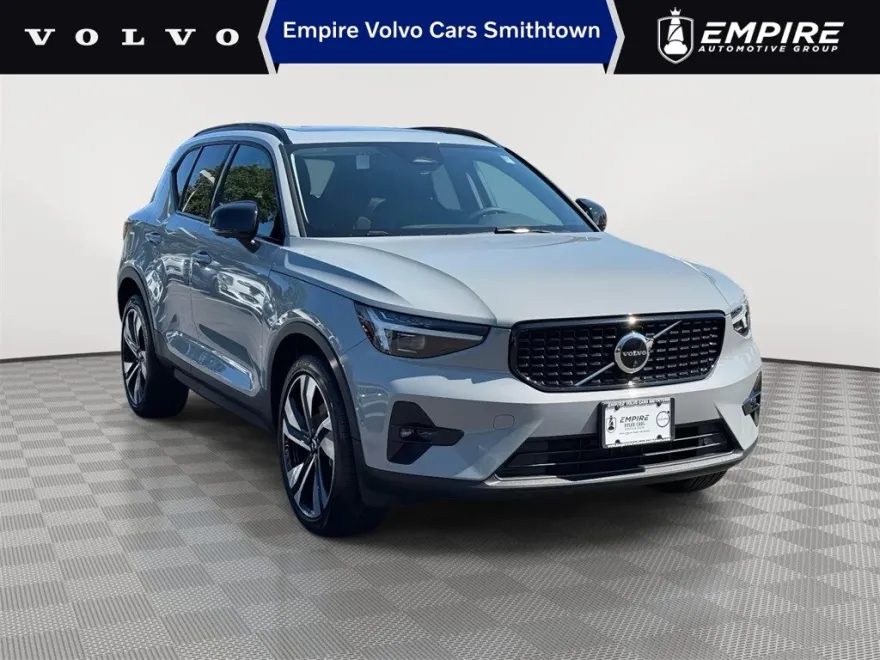 2025 Volvo XC40 photo 1