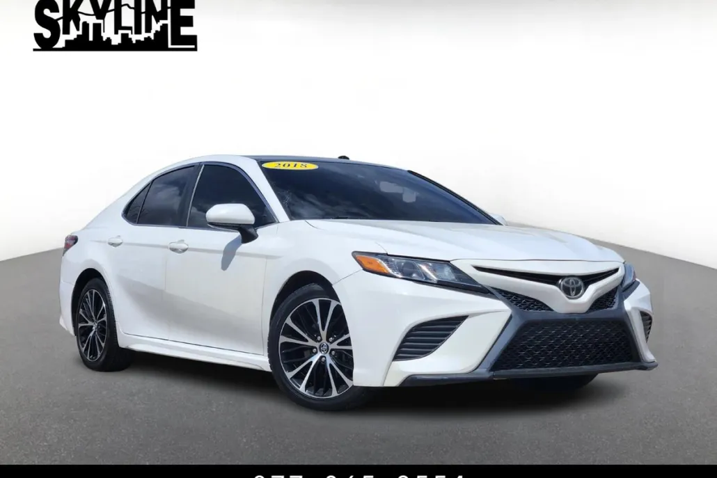 2018 Toyota Camry SE photo 1