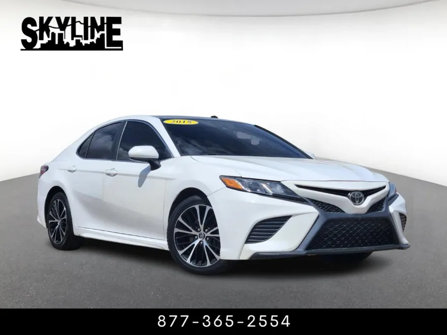 2018 Toyota Camry SE photo 1