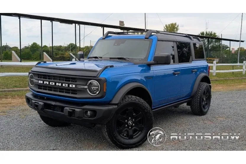 2023 Ford Bronco Black Diamond photo 1