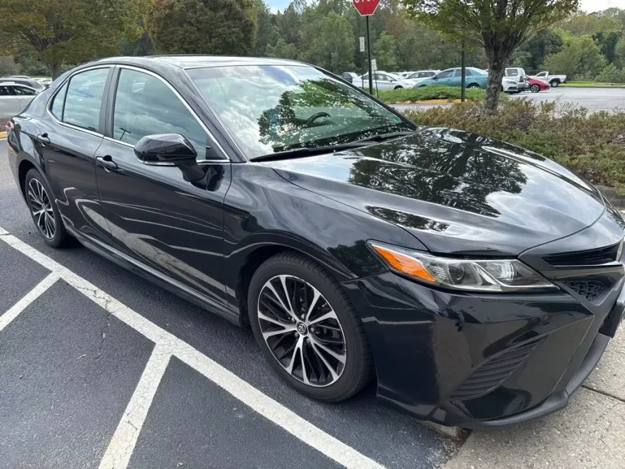 2018 Toyota Camry SE photo 1