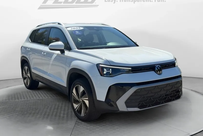 2025 Volkswagen Taos SE photo 1