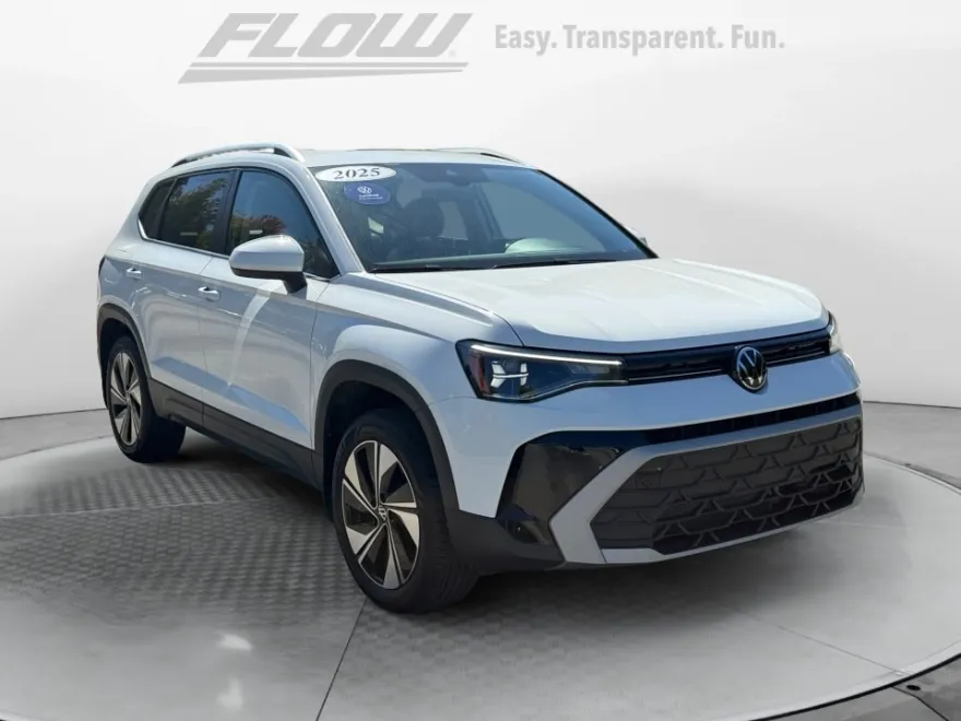 2025 Volkswagen Taos SE photo 1