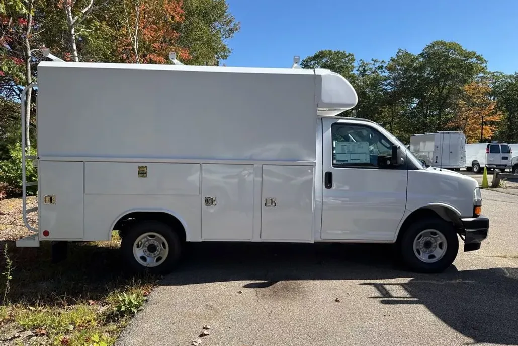 2025 Chevrolet Express Cutaway 3500 photo 1