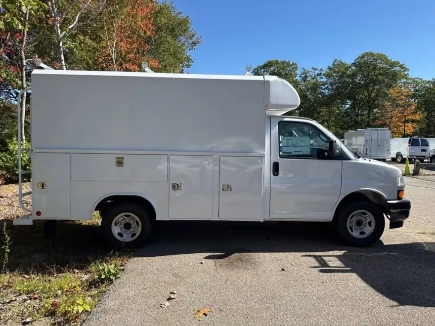 2025 Chevrolet Express Cutaway 3500 photo 1
