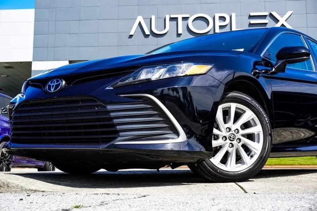 2023 Toyota Camry LE photo 1
