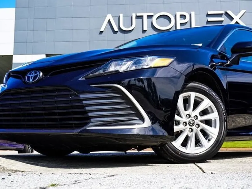 2023 Toyota Camry LE photo 1