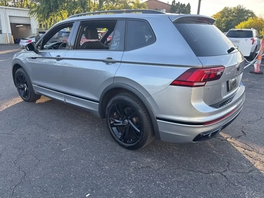 2023 Volkswagen Tiguan SE R-Line Black photo 1