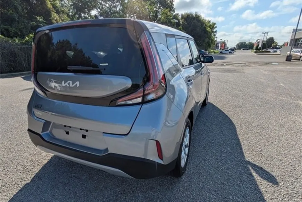 2024 Kia Soul LX photo 1